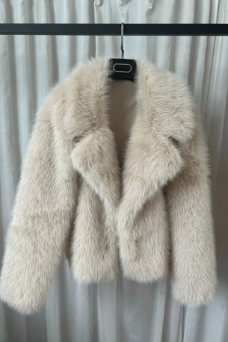 Cozy Short Faux Fur Jacket – Plush Texture & Soft Warmth