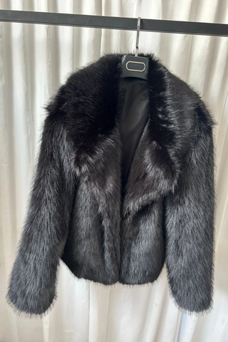 Cozy Short Faux Fur Jacket – Plush Texture & Soft Warmth