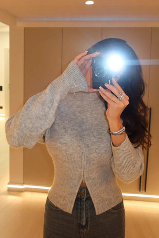 Zip-Front Knit Top – Long Sleeves, Cropped Fit, Waist-Shaping Design