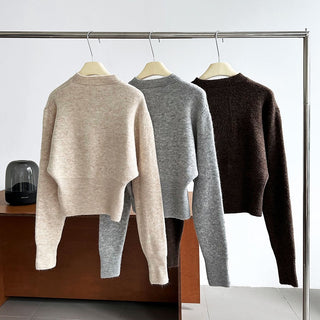 Zip-Front Knit Top – Long Sleeves, Cropped Fit, Waist-Shaping Design