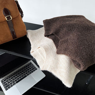 Zip-Front Knit Top – Long Sleeves, Cropped Fit, Waist-Shaping Design