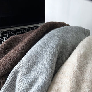 Zip-Front Knit Top – Long Sleeves, Cropped Fit, Waist-Shaping Design