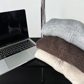 Zip-Front Knit Top – Long Sleeves, Cropped Fit, Waist-Shaping Design